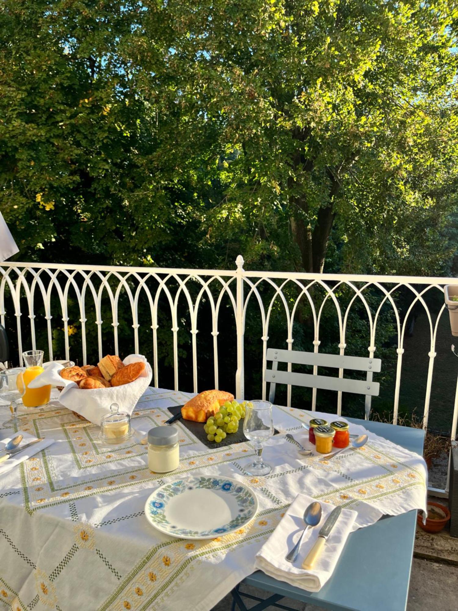 Le Domaine De Bed & Breakfast Villespy